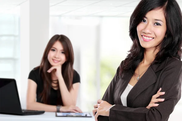 Grupo de jóvenes empresarios asiáticos — Foto de Stock