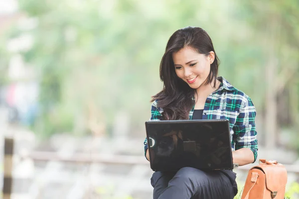 Frau benutzt Laptop — Stockfoto