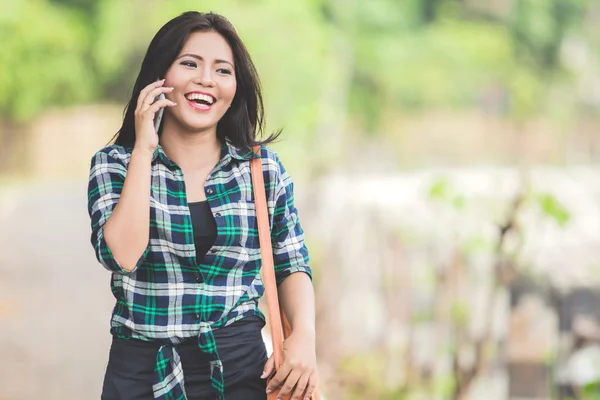 Frau benutzt Mobiltelefon — Stockfoto