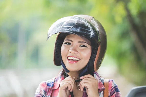 Frau trägt Helm — Stockfoto