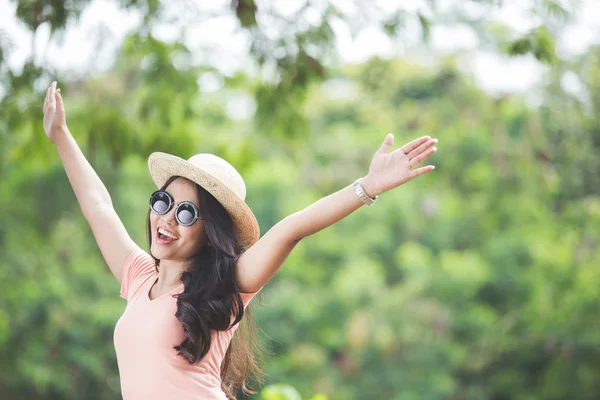 Woman wearing round hat in park — Stock Photo, Image