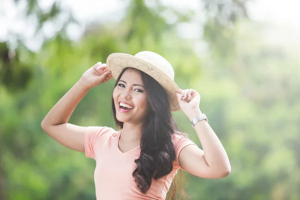 Kobieta ubrana okrągły kapelusz w parku — Zdjęcie stockowe