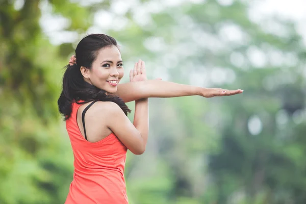 Mujer haciendo ejercicio al aire libre —  Fotos de Stock