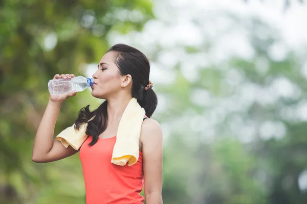 Vrouw drinken water buiten — Stockfoto