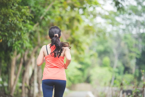 Donna che corre all'aperto — Foto Stock