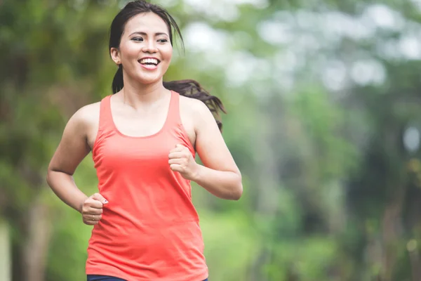 Vrouw actief buiten — Stockfoto