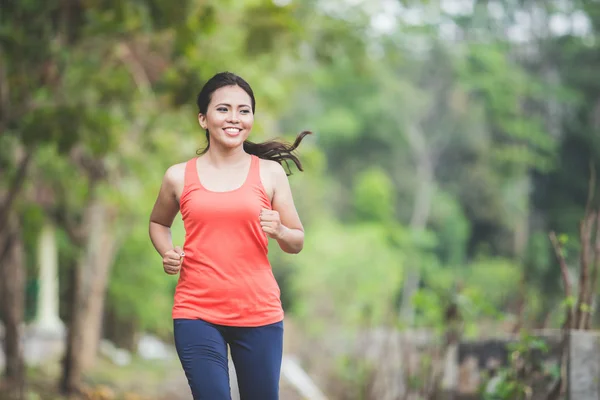 Femme courir en plein air — Photo