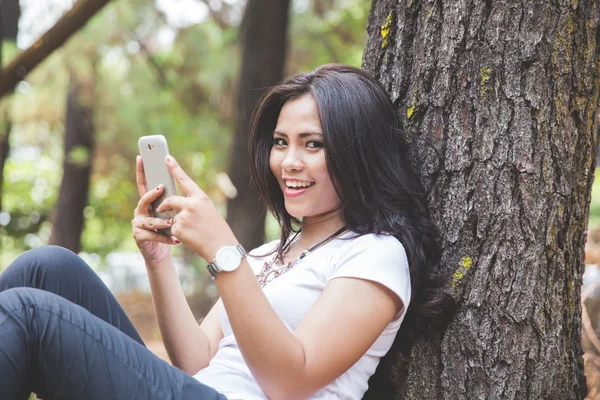 Vrouw met behulp van een mobiele telefoon — Stockfoto