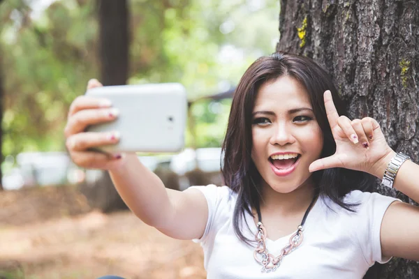 Vrouw neemt een selfie — Stockfoto