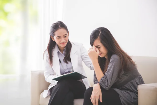 Azjatycki pacjenta konsultacji z lekarzem — Zdjęcie stockowe
