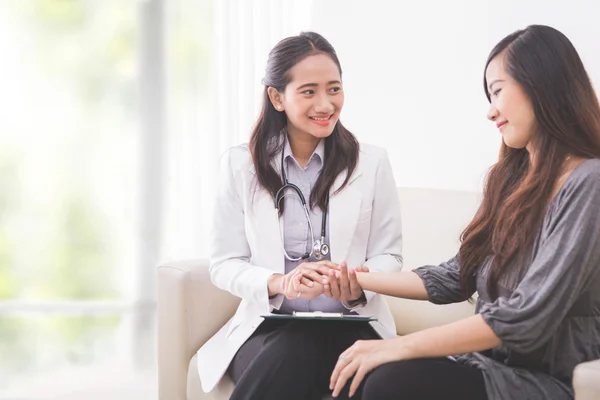 Asiático paciente consultoria com médico — Fotografia de Stock