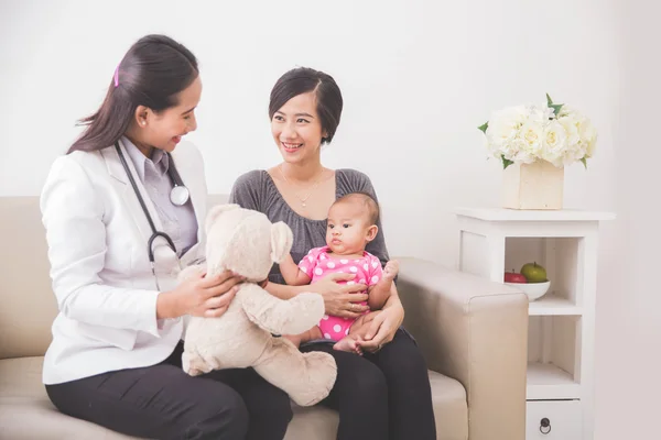 Asyalı kadın çocuk doktoru muayene bebek — Stok fotoğraf