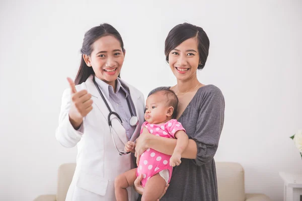 Asiático feminino pediatra examinando bebê — Fotografia de Stock