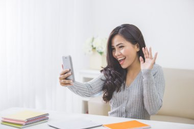 Asyalı kadın evde telefon kullanma