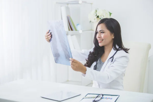 Arzt schaut sich Röntgenbild an — Stockfoto