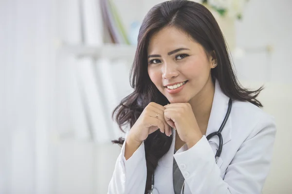 Medico sorridente — Foto Stock