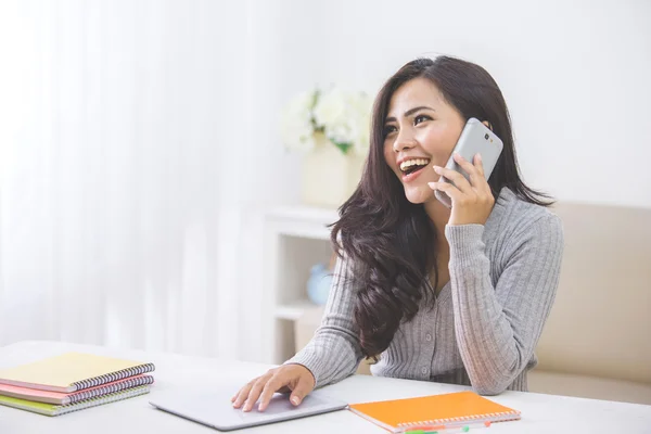 Asiática feminina em casa usando telefone — Fotografia de Stock