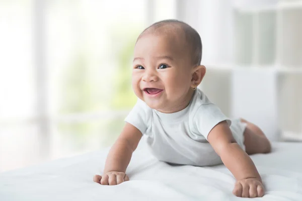 Bebé feliz mientras la barriga tiempo —  Fotos de Stock