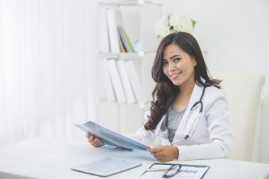 Doktor röntgene bakıyor.
