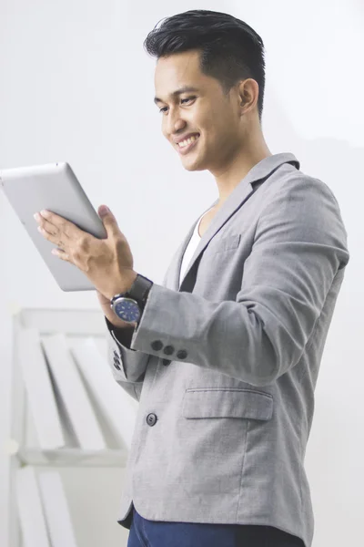 Tablet pc를 사용 하 여 아시아 사업가 — 스톡 사진