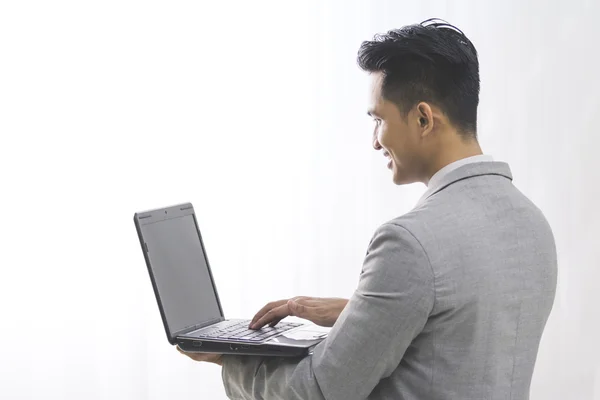 Homem de negócios usando laptop — Fotografia de Stock