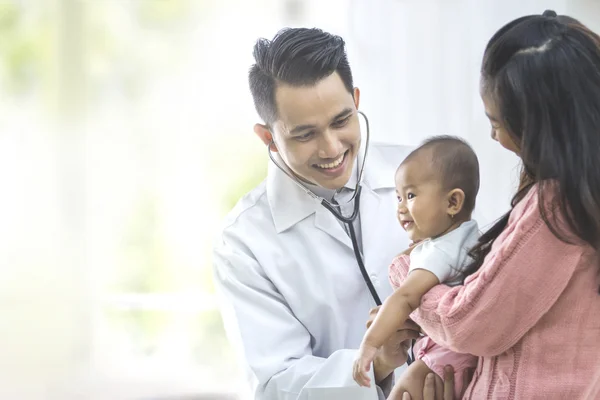Dziecko jest sprawdzane przez lekarza — Zdjęcie stockowe