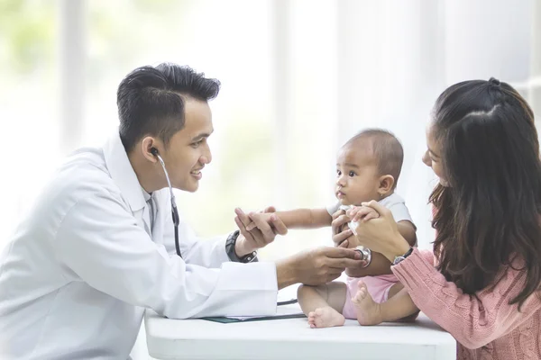 Baby worden gecontroleerd door arts — Stockfoto