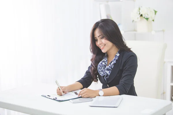 Femme d'affaires travaillant dans le bureau — Photo