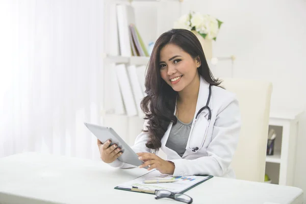 Medico con tablet pc — Foto Stock