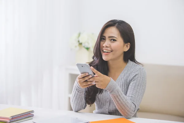 Schüler mit Handy — Stockfoto