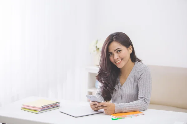 Studente che utilizza lo smartphone mobile — Foto Stock