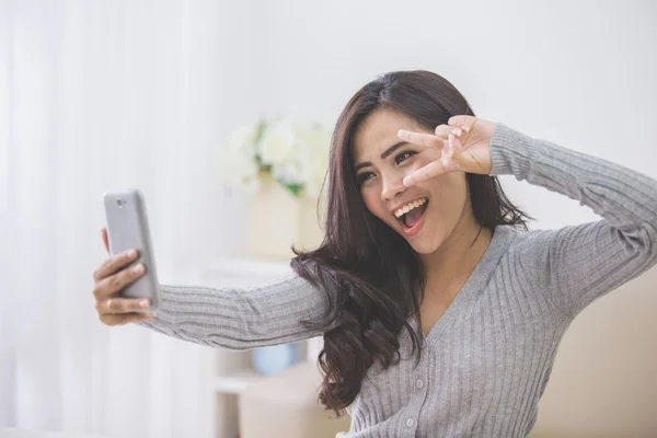 Student pomocí chytrý mobilní telefon — Stock fotografie