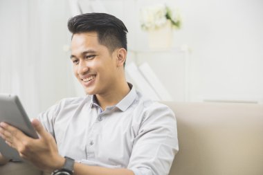 Tablet kullanan adam