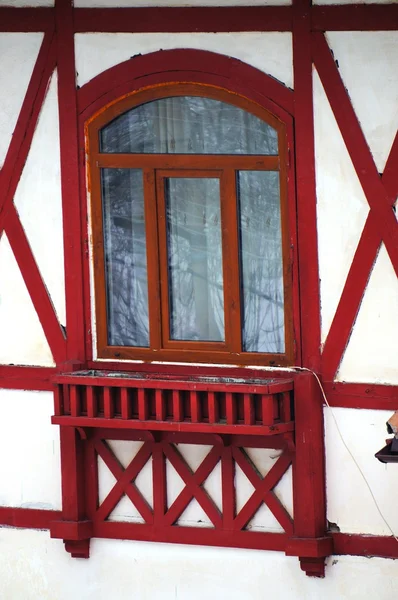 Holzhaus in einem verschneiten Wald — Stockfoto