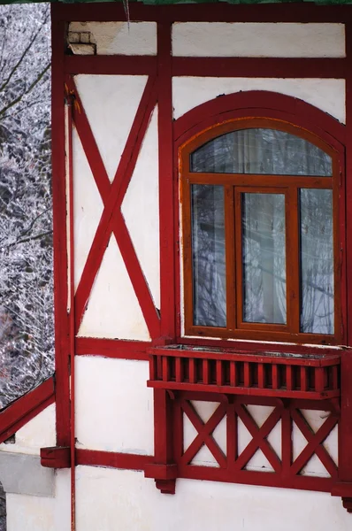 Casa in legno in una foresta innevata — Foto Stock