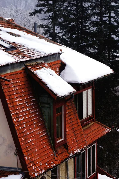 Kar altında çatı — Stok fotoğraf