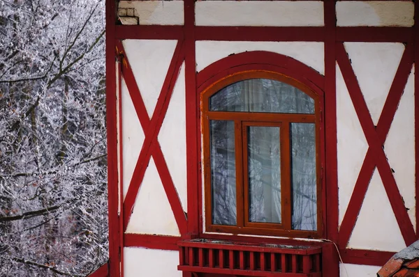 Snowy orman içinde ahşap ev — Stok fotoğraf