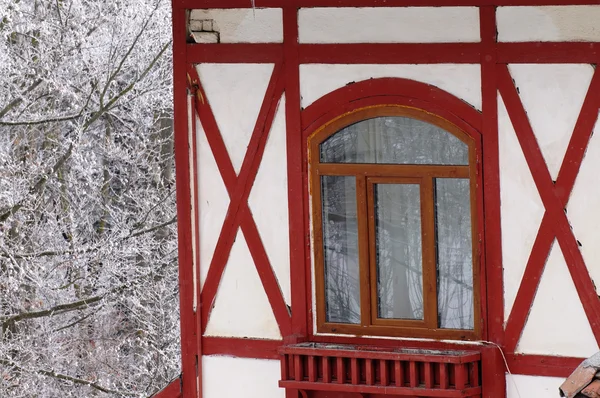 Snowy orman içinde ahşap dağ evi — Stok fotoğraf