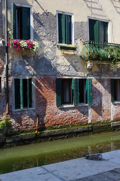 Fasad i Venedig återspeglas på vattnet — Stockfoto