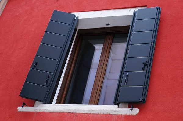 Venedik kırmızı cephesinde pencere — Stok fotoğraf
