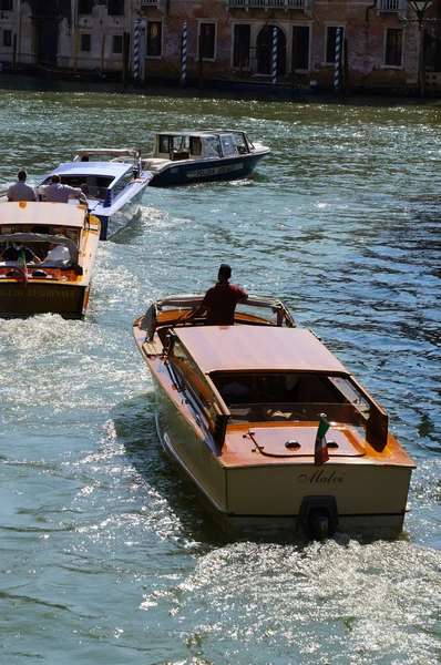 Båtar i Canal Grande i Venedig — Stockfoto