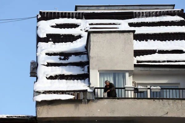 Persoon Schoonmaken Van Een Zeer Besneeuwd Balkon Een Dak Van — Stockfoto