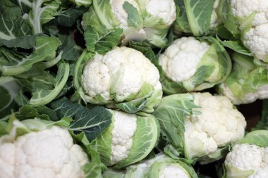 Yeşil yapraklı karnabahar başları, yaklaşın.