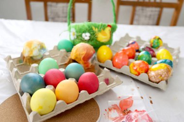 Paskalya yumurtalarını boya ya da öl. Paskalya yumurtalarını boyamak ve boyamak