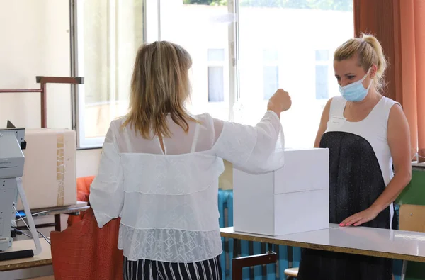 2021年7月11日ブルガリアのソフィアで開催されたブルガリア議会選挙では マスクを持つ人々が投票機を使用しています — ストック写真