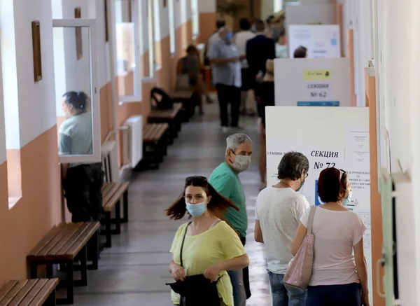 Maszkos Emberek Szavazógépet Használnak Bolgár Parlamenti Választásokon Szófiában Bulgáriában 2021 Stock Kép