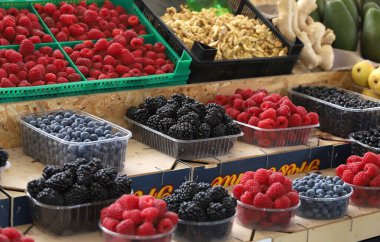 Renkli böğürtlen çeşitleri, zencefil ve fındık