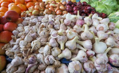 Sarımsak soğanı, karanfil ve soğan dolu bir çerçeve..