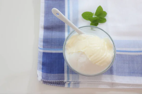 Jogurt Naturalny Lub Jogurt Śmietaną Miętą — Zdjęcie stockowe