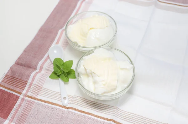 Jogurt Naturalny Lub Jogurt Śmietaną Miętą — Zdjęcie stockowe